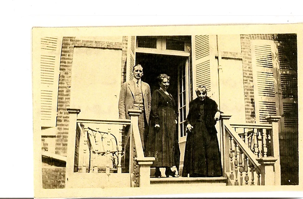 Photographie d'Augusta Galezowska sur le perron d'une maison, vers 1917