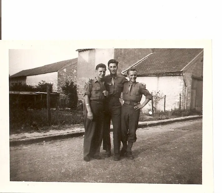 Trois soldats devant une maison, Moret-sur-Loing, juillet 1945