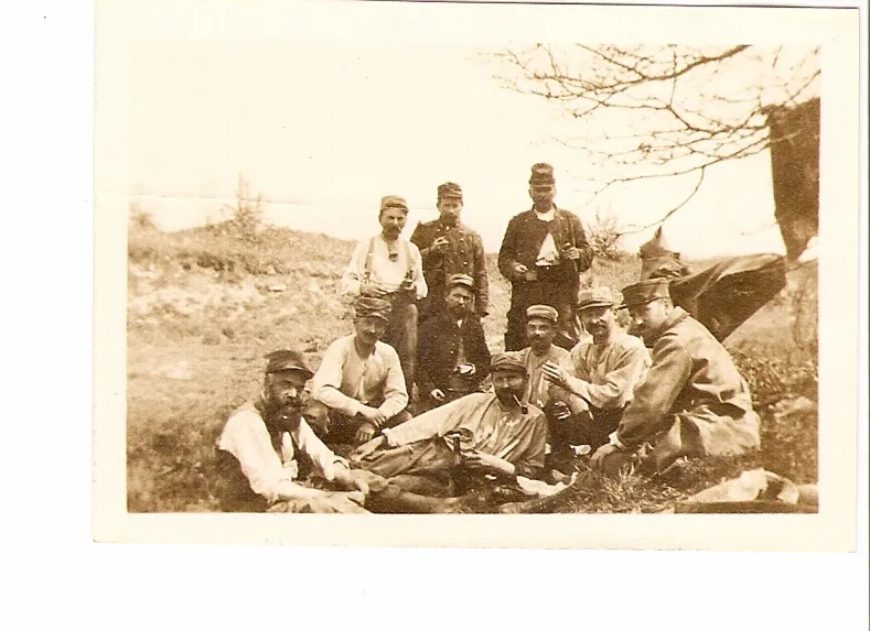 Soldats assis dans un champ, 1915