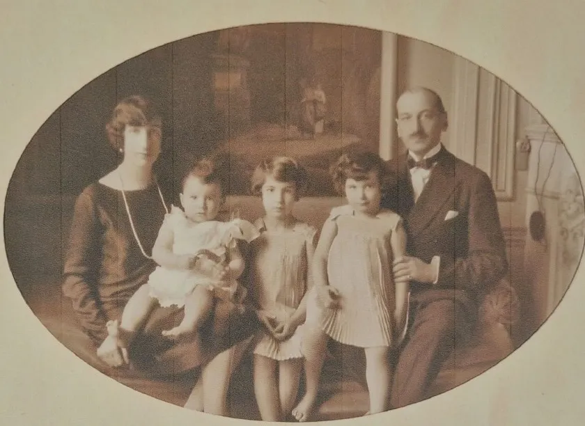 Portrait ovale de la famille dans le grand salon