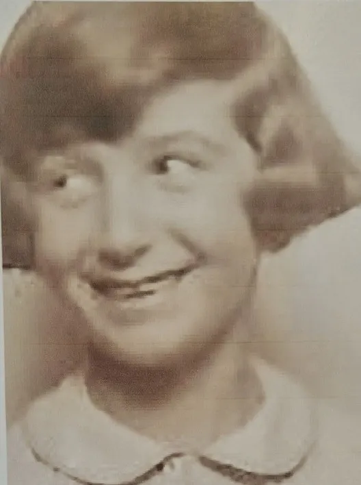 Portrait d'Iza souriante à sept ans