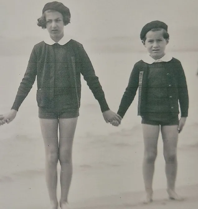Deux enfants se tenant la main au bord de la mer