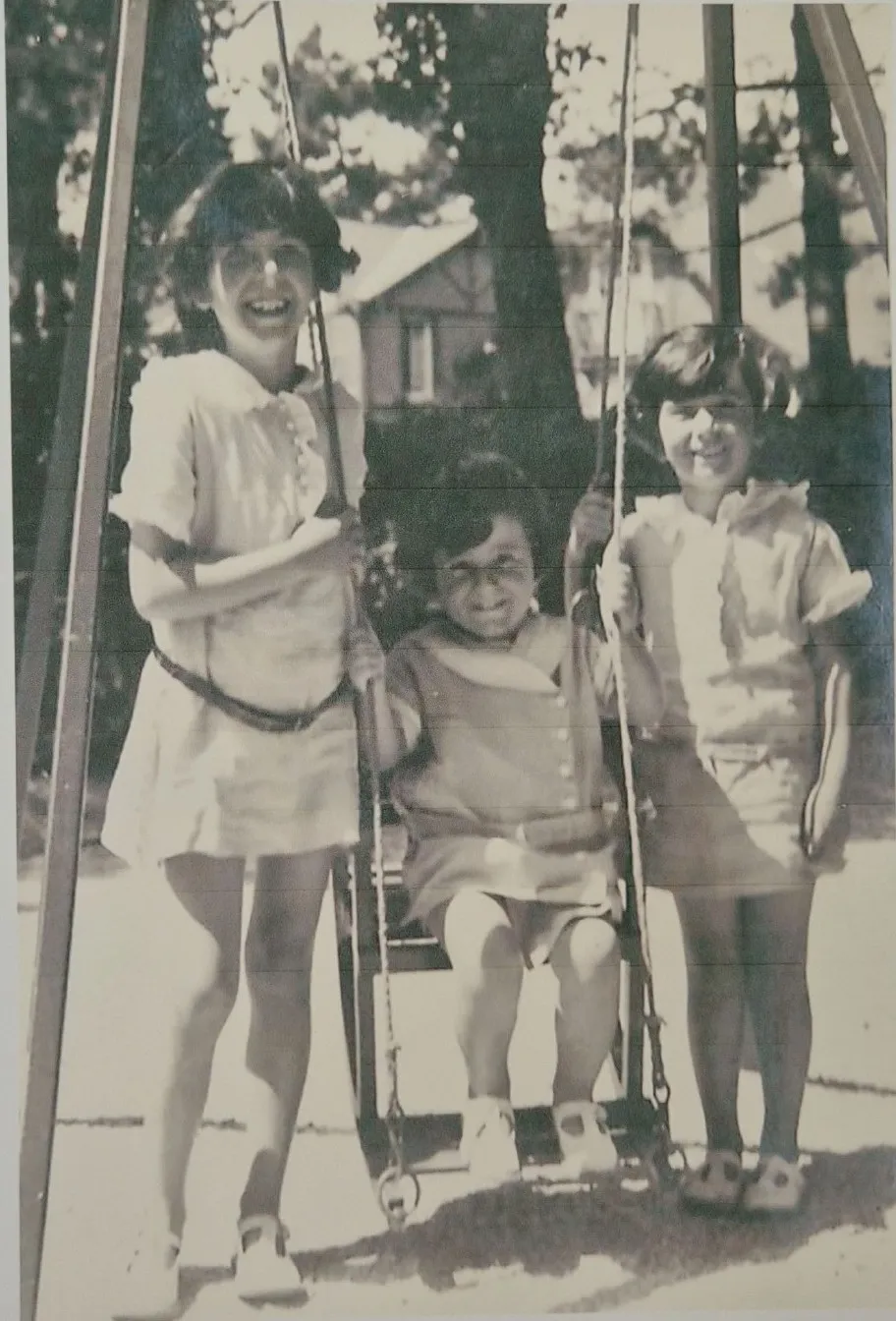 Trois enfants sur une balançoire