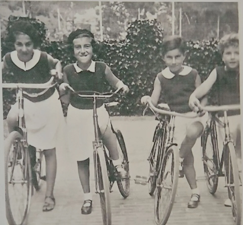 Quatre enfants à bicyclette