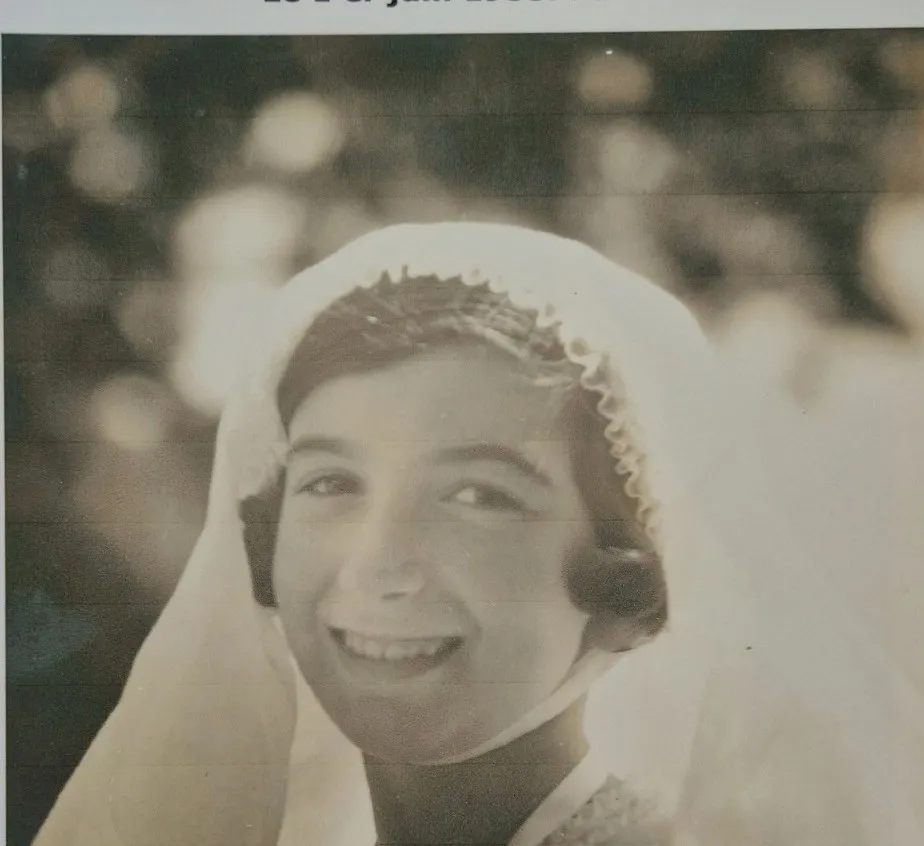 Iza souriante en voile de première communion