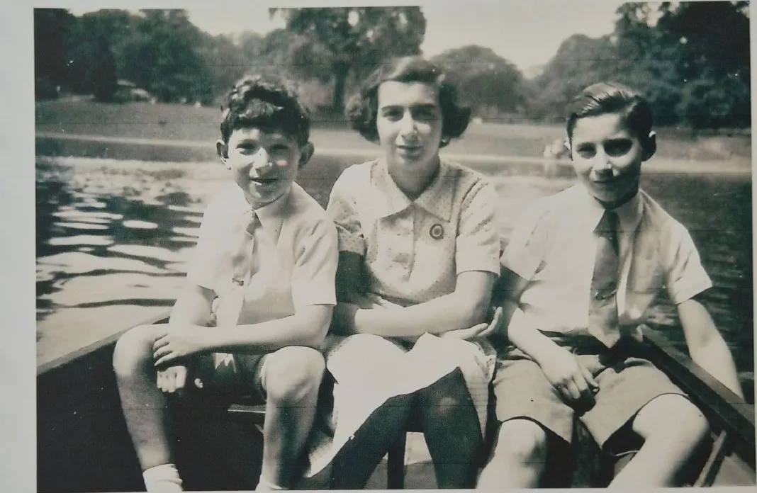 Trois adolescents dans une barque