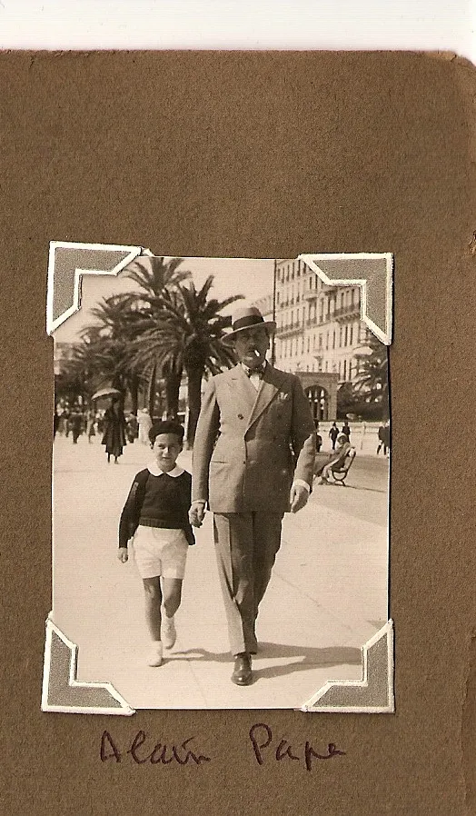 Jean et son fils Alain marchant sur la Croisette