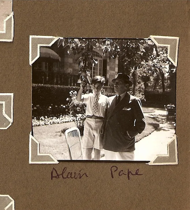 Alain et son père dans un jardin à Deauville