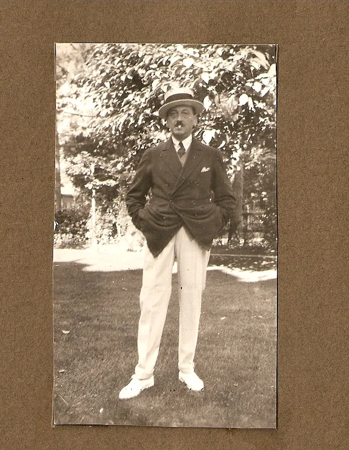 Jean en veste et pantalon blanc dans un jardin