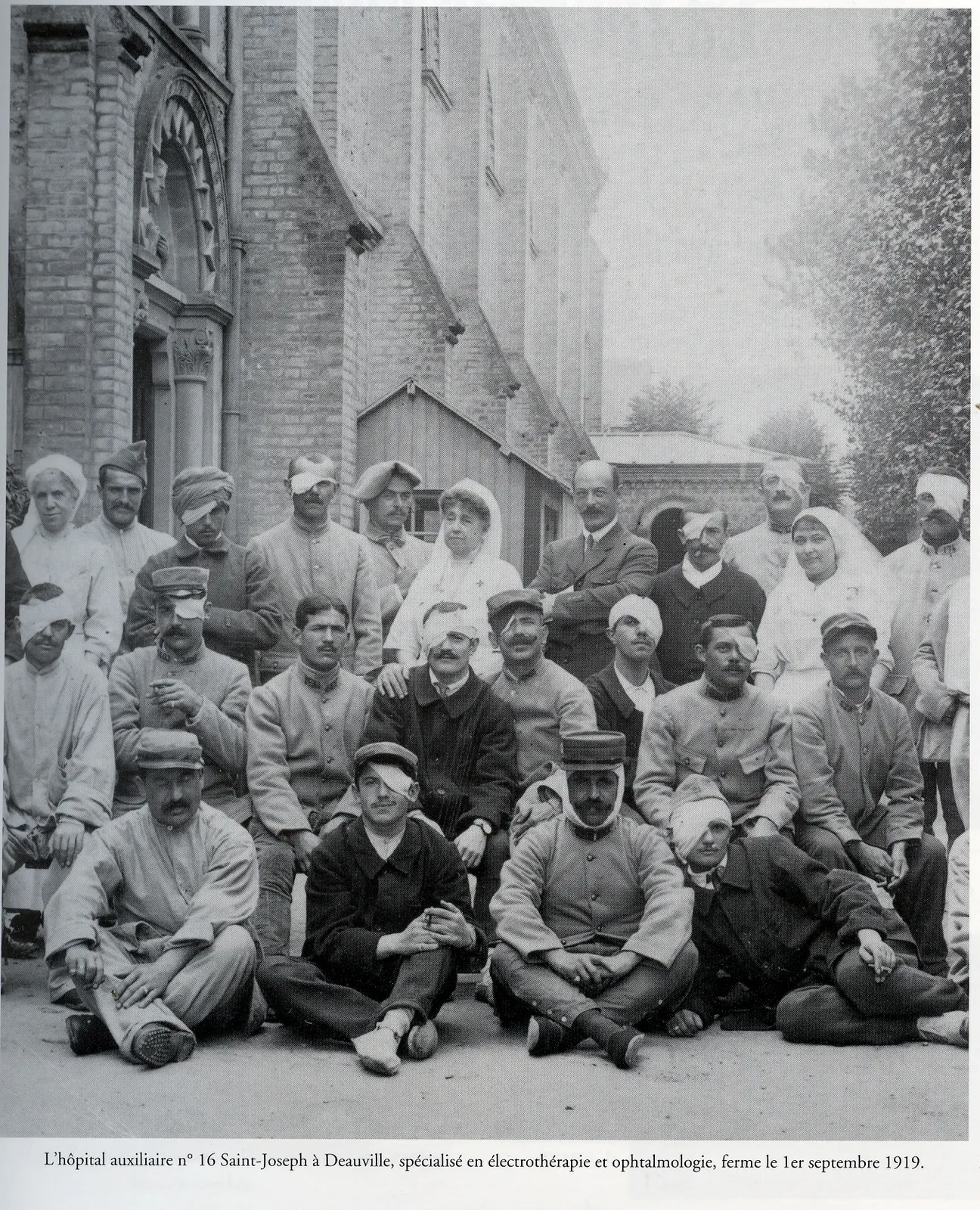 Groupe de blessés, infirmières et médecins à l'hôpital n° 16 de Deauville