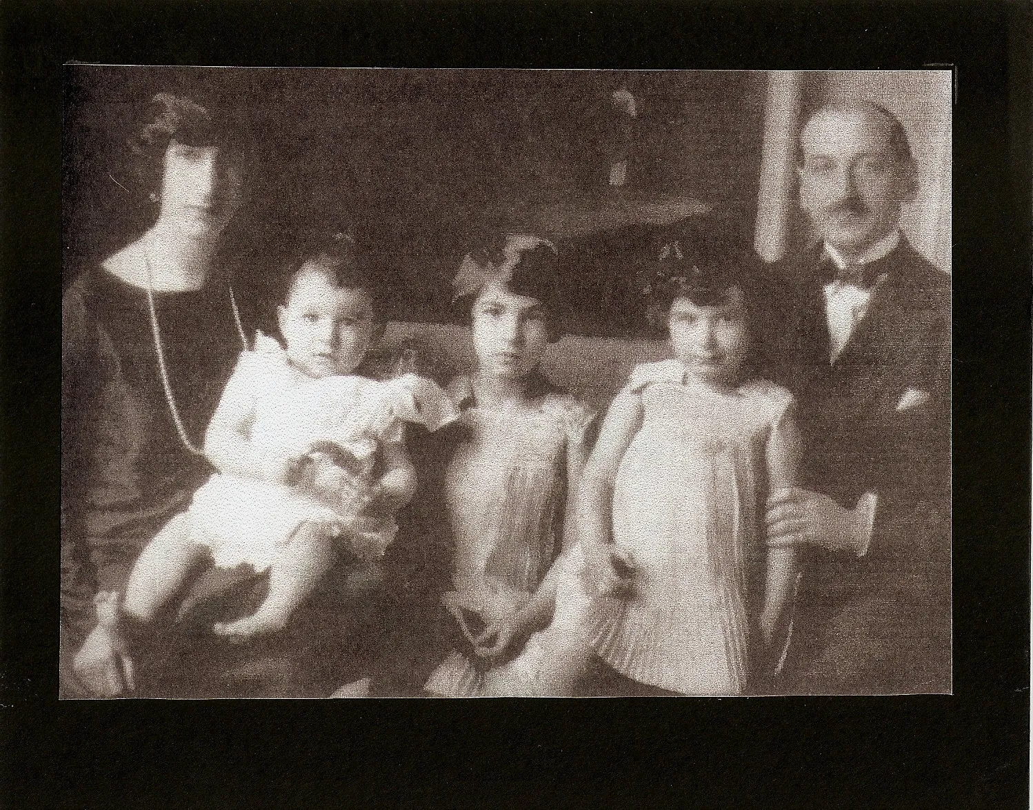 Jean et Odette avec leurs trois enfants dans un salon, 1926