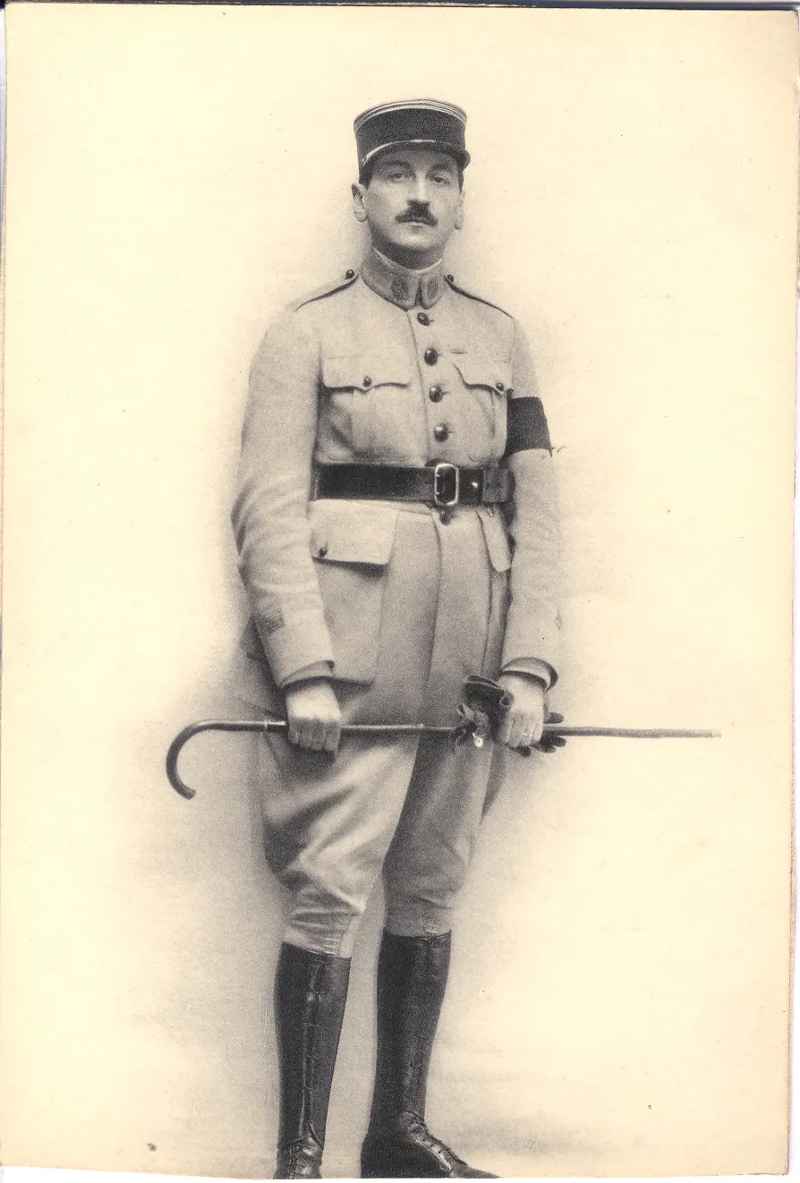Jean Galezowski en uniforme, debout, une canne à la main