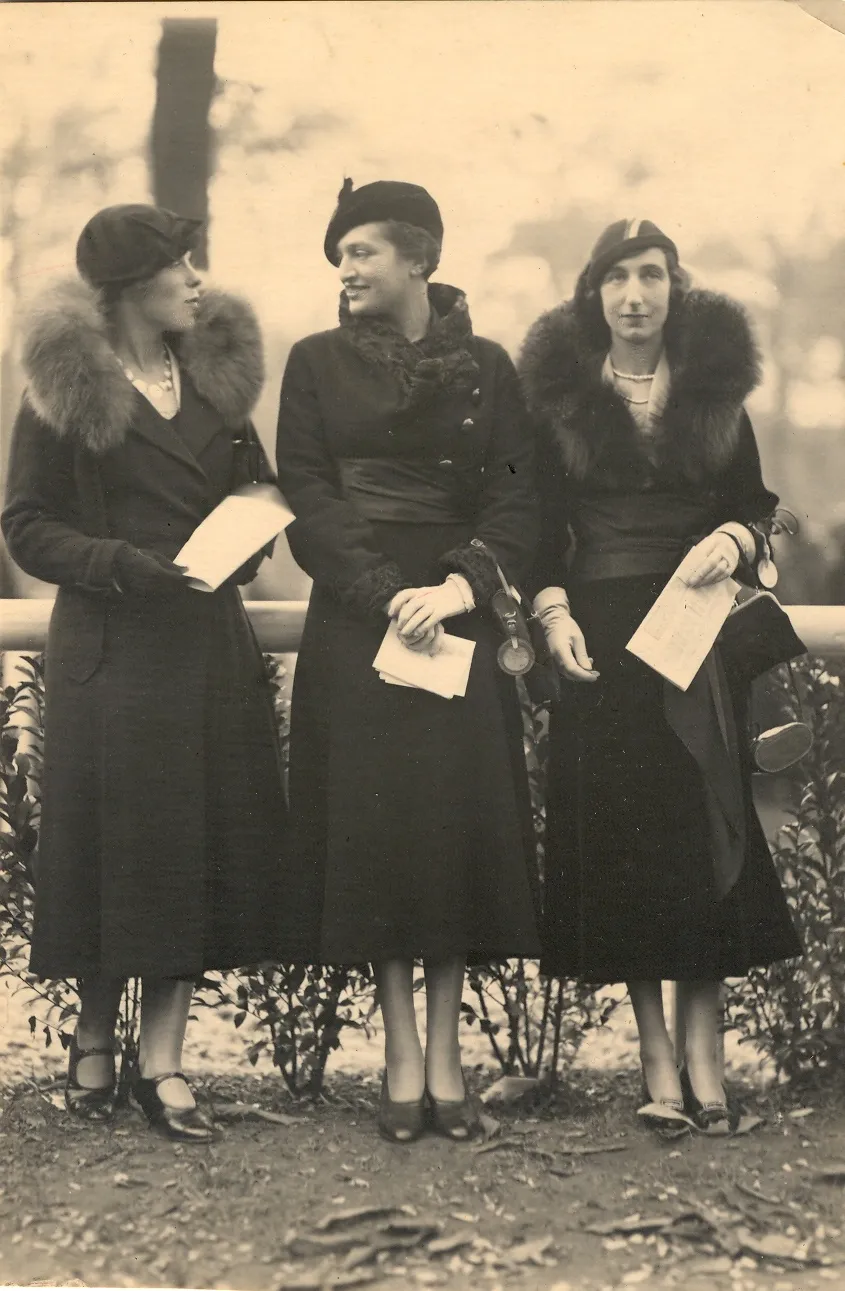 Trois femmes élégantes aux courses d'Auteuil