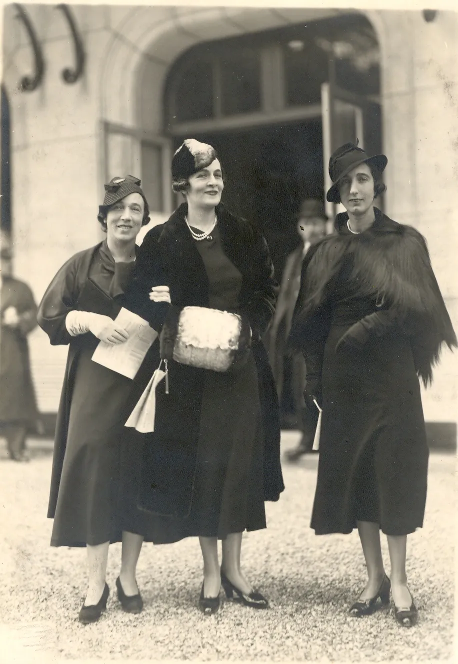 Odette et deux amies devant l'entrée d'un pavillon