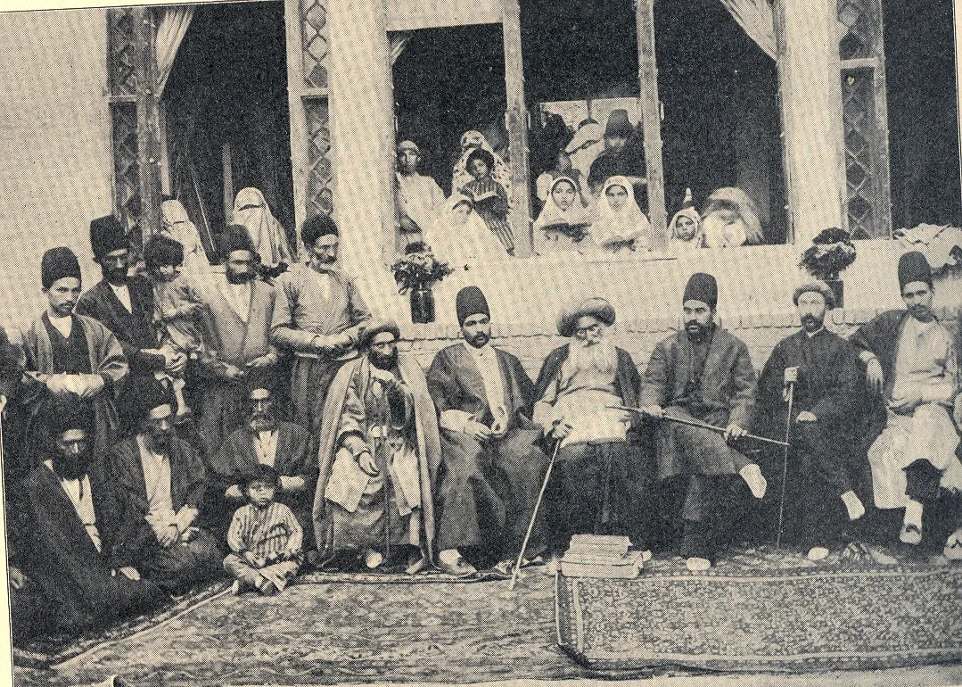 Groupe d'hommes assis dans la cour d'une mosquée