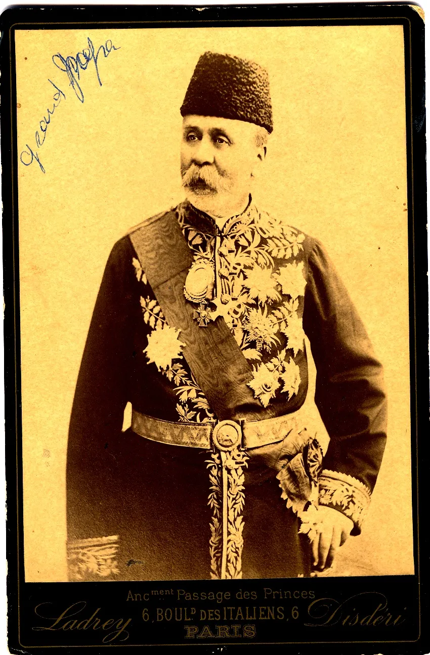 Portrait du général Nazare-Aga en uniforme couvert de décorations