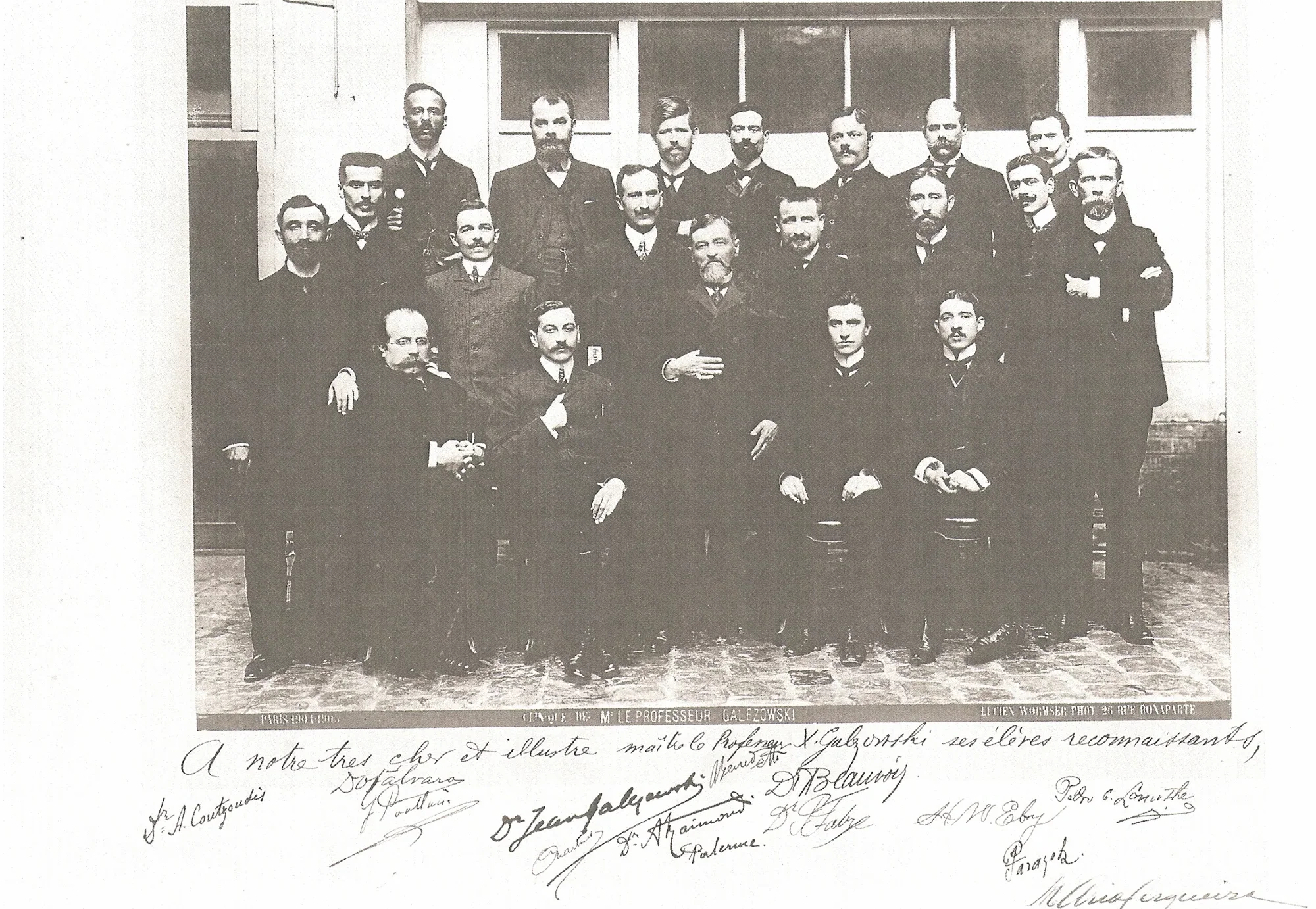 Photographie de groupe : les élèves du docteur Galezowski, 1901